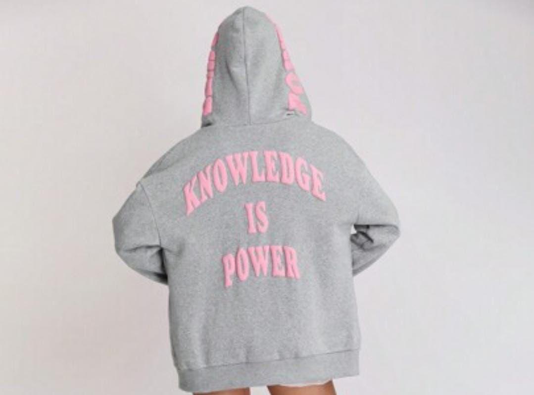 هودي "Knowledge Is Power" – الأناقة برسالة!